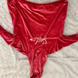 Röd velour hoodie och byxor från Shein - Säljer en röd velour hoodie och matchande byxor från Shein. Hoodien har en mysig känsla med textdetalj på ryggen. Byxorna har en bekväm resår i midjan och vida ben. Perfekt för en avslappnad stil.