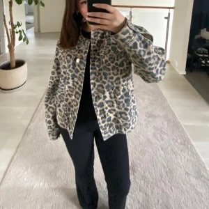 Leopardmönstrad jeansjacka - Säljer en leopardmönstrad jeansjacka. Jackan har en avslappnad passform och långa ärmar. Helt helt ny och oanvänd, har dock tagit av prislappen💞 Från Gina Tricot