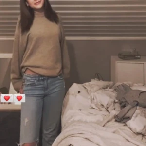 Beige stickad tröja (lager 157) - Säljer en mysig beige stickad tröja med långa ärmar. Perfekt för kyligare dagar och enkel att matcha med jeans eller kjol. Ett måste i garderoben för en stilren look.