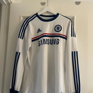 Chelsea tröja långärmad  - En snygg Chelsea tröja långärmad. I storlek medium. I bra skick.