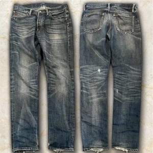 Ralph Lauren jeans med galen tvätt - Ett par vintage Ralph lauren jeans med riktigt snygg tvätt. Sitter bra passar som slim. Lite små detaljer på olika ställen vilket gör dom ännu fetare. W30 L30