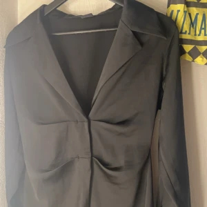 Svart kavaj med knappar - Snygg siden kappa ifrån Gina tricot i storlek M, aldrig använt🩷