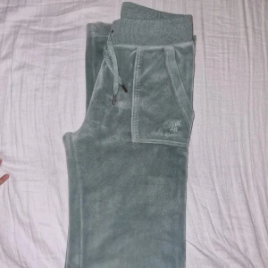 Juicy couture - Ljusgröna juicybyxor i storlek xs, säljs billigt vid snabb och smidig affär. 