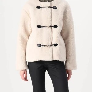 Slutsåld Gina tricot jacka!  - Jättefin och mysig jacka från Gina som är slutsåld på hemsidan. Stolek M men passar mig som har S perfekt. Använd få gånger så knappt tecken på användning. 