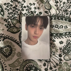 Thursday's Child Photocard - En exklusiv photocard från albumet 'Thursday's Child' av Tomorrow X Together. Kortet är i mycket bra skick. 