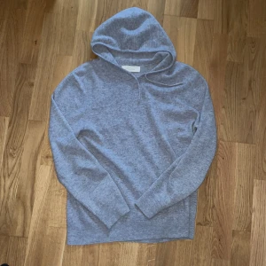 kashmir hoodie från Sayles - Säljer en snygg och bekväm hoodie från sayles i skick 9/10 finns lite nåpper men inget som märks och knappt syns 🔥 storlek M men passar L🔥 köpt för ca 1200 säljs för 499 priset går självklart att diskuteras✅ 