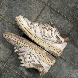 Vita New Balance 550 sneakers - Använda vita 550s. Lite slitna sulor men annars inget utom de småskavanker som syns på bilderna. Ge prisförslag!!!!