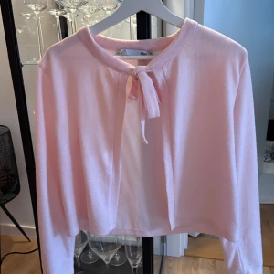 Rosa kofta med knytband - Säljer en söt kofta från lager 157 i rosa. har ett knytband framtill använd ca 2gånger 