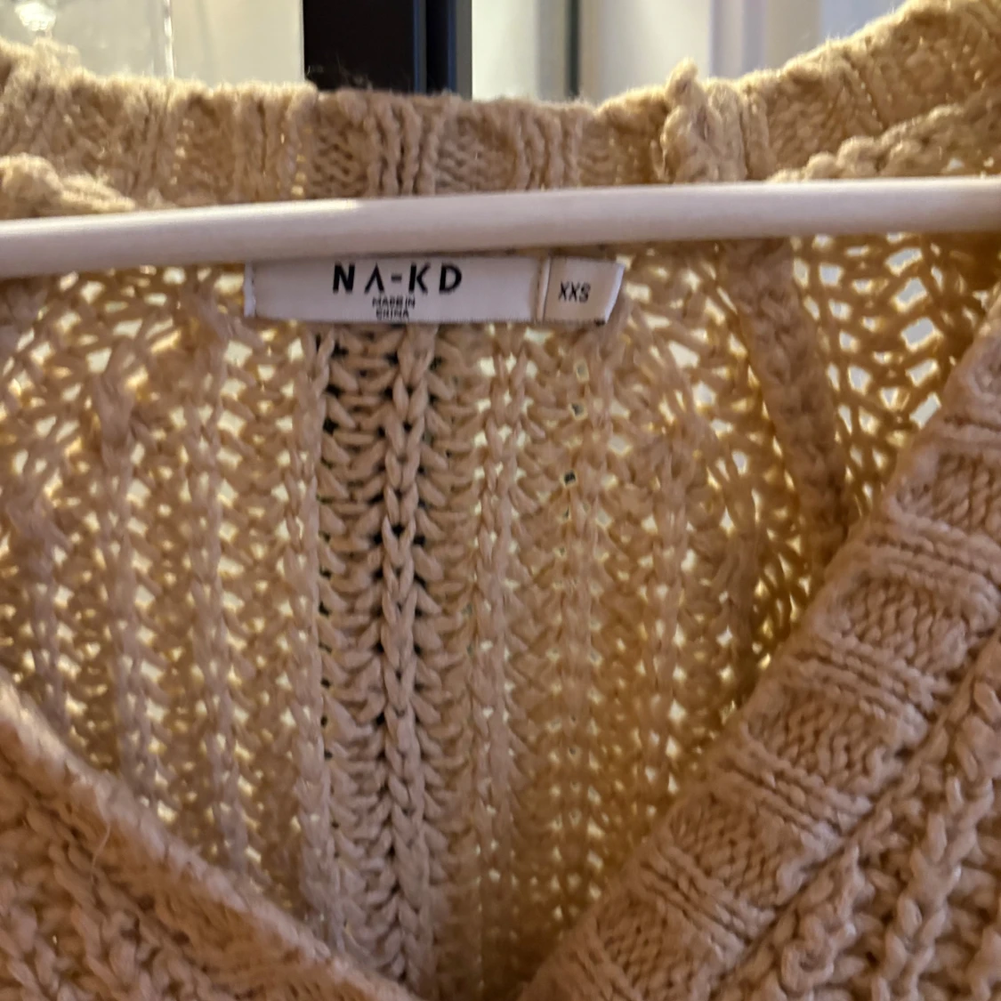 Beige stickad kofta från NA-KD - 2