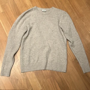 Beige ull stickad tröja från John Henric  - Säljer en beige stickad ulltröja från John Henric. Storleken är S och är för liten för mig som är 183cm. Har ni frågat är det bara att ställa. Ny pris 1000kr
