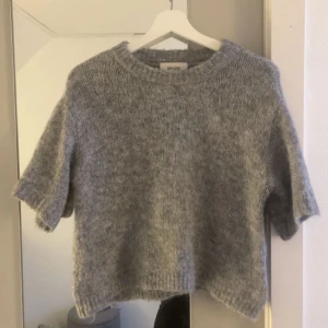 Stickad T-shirt från Vero Moda - Grå stickad kortärmad i mohair från Vero Moda men det står att orginal försäljaren är AWARE