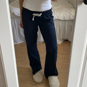 Roxy linnebyxor  - Säljer mina svarta Roxy linnebyxor från Zalando (nypris 599kr). Endast använda ett par gånger. Jag är 163 som referens. Skriv till mig vid funderingar 🩷