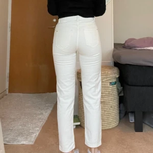 Vita jeans  - Snygga vita jeans från Zara med hög midja och raka ben. Storlek 34 och aldrig använda.