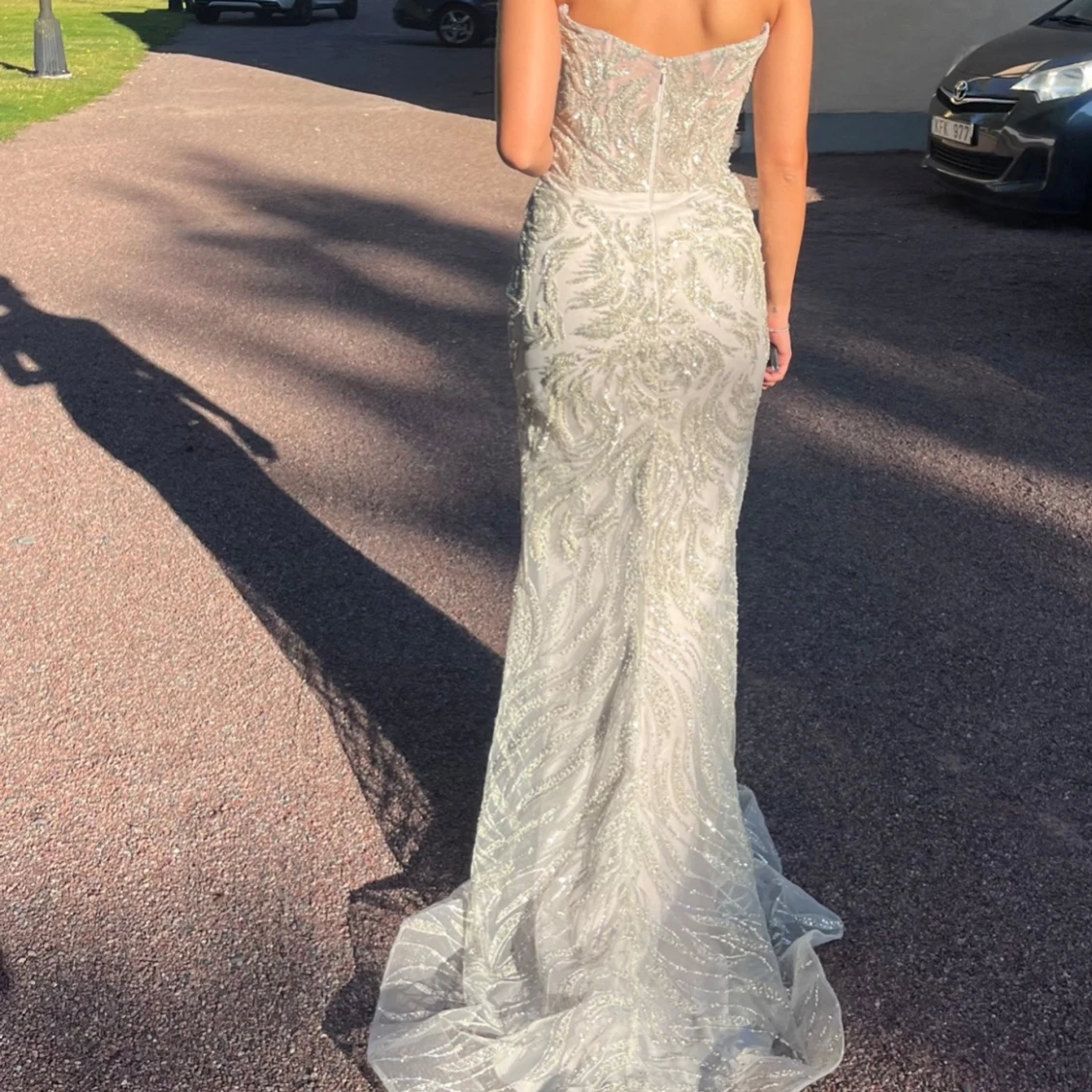 Glittrig axelbandslös långklänning - 1