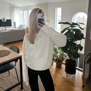 Vit hoodie - Säljer en hoodie från bikbok som knappt är använd. Har lite spår av smink vid halsen som borde gå bort i tvätten!!