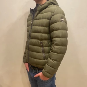 Colmar jacka  - Hej! Säljer nu min jackafrån märket Colmar , storlek 46/S, bra skick. Givetvis äkta, Tveka inte på att höra av dig om du har frågor eller funderingar kring jackan!