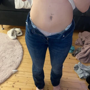 Blå bootcut jeans Från ONLY - Snygga blå bootcut jeans med klassisk femficksdesign. De har en låg midja och en dragkedja framtill. Perfekta för en avslappnad stil.