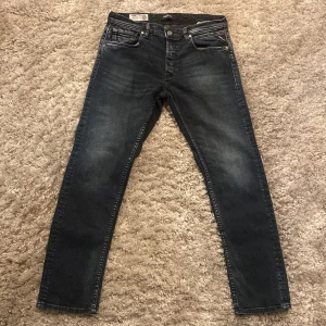 Replay Grover - Säljer ett par riktigt snygga och sköna replay Grover jeans. 🐈‍⬛modellen är väldigt lik anbass, och de är i bra skick, 9/10. Skriv gärna över frågor och funderingar, priset kan diskuteras.