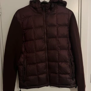 Vinröd cardigan Massimo dutti - Säljer en vinröd cardigan om ni vill se hur den ser ut på dma