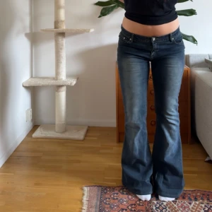 Bootcut jeans  - Så snygga vintage bootcut jeans. Midjemåttet är ca 80cm och innerbenslängden är ca 80cm.