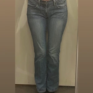 Levis 529 bootcut jeans - Blå lågmidjad Levis 529 jeans. Storleken är 4 medium, men jag har vanligtvis storlek 36/s och de passar på mig.