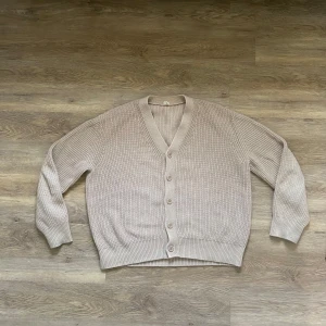 Beige cardigan - Säljer en beige ribbad cardigan från Arket i mycket bra skick. Boxy fit. Nypris ca 1000kr. Väldigt bra kvalité och inga defekter! 