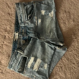 Low waist jeans shorts 💘 - säljer dessa lågmidjade och jättesnygga jeansshorts från Terranova! I mycket bra skick, råkade tyvärr köpa en eller två storlekar för stora så har ej använt dom 💞 midjemått: 35 cm