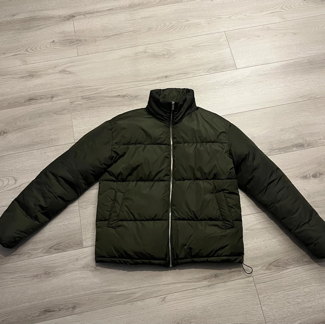 Mörkgrön pufferjacka från BoohooMAN - 1