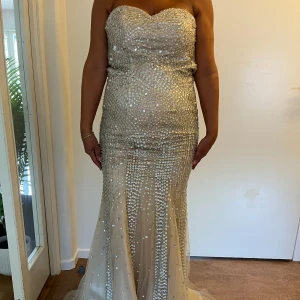 Glittrig axelbandslös långklänning - Glittrig axelbandslös långklänning i ljus champagnefärg. Klänningen har figurnära passform och är täckt av paljetter. Perfekt för bal, bröllop eller fest! Pris är dissktuerbart vid snabba affärer. Skriv privat för fler bilder✨