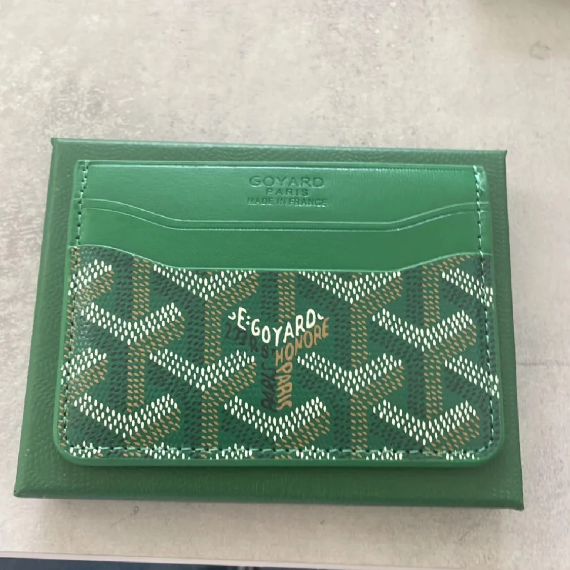 G korthållare i grön