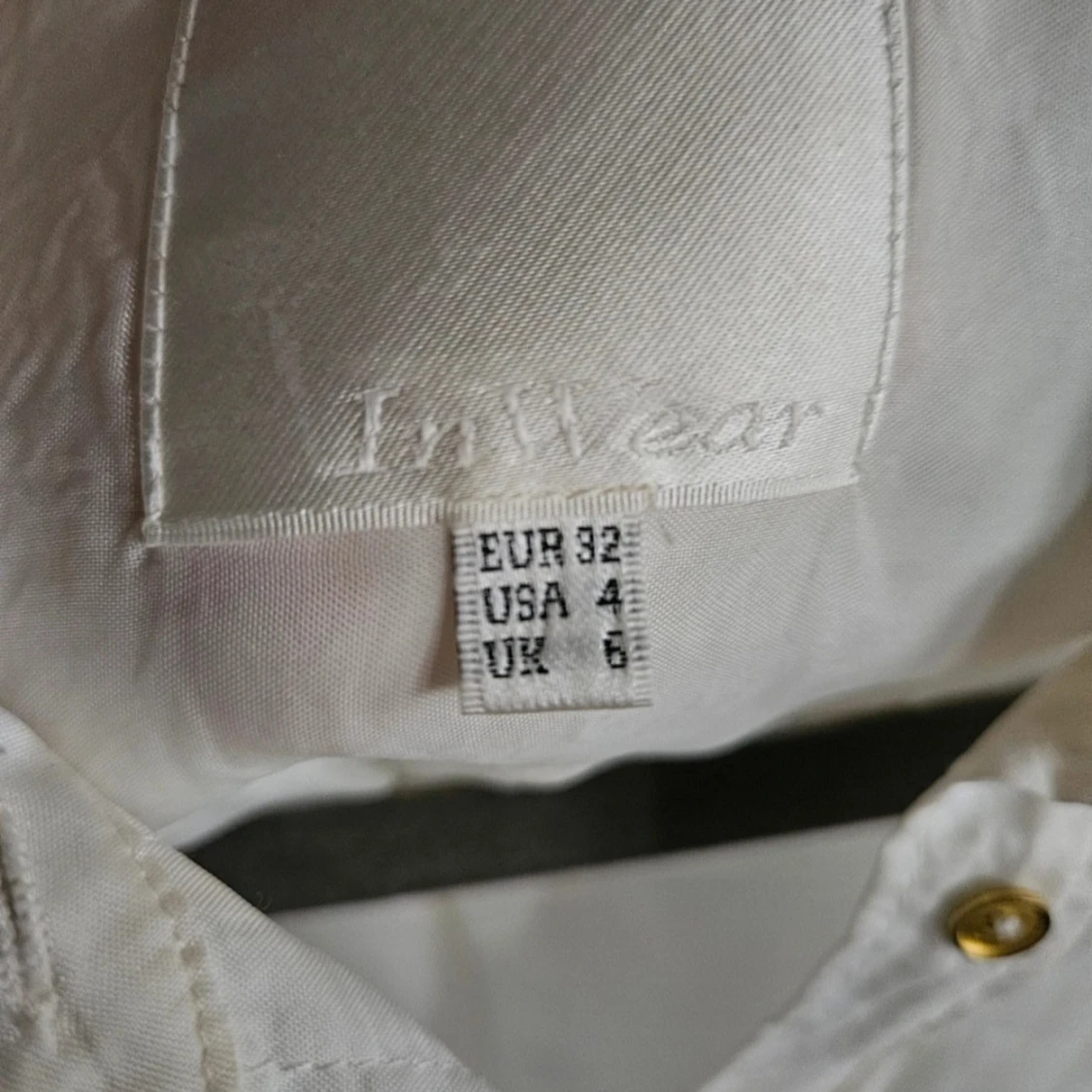 Vit blus från InWear med guldknappar - 1