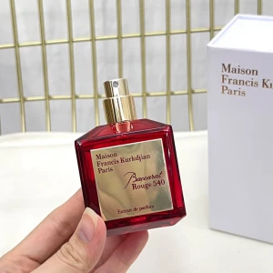 Baccarat 540 70ml - Hej! Säljer en flaska Baccarat 540 Rouge med allt vätska kvar. Jag säljer den eftersom jag fick den i present men fick även en annan doft som passar mig bättre. Parfymen är perfekt för alla årstider! Funkar för herr/damer! Priset är ej hugget i stenen!  Topnoterna inkluderar saffran och jasmin, hjärtnoterna består av bärnsten och cederträ medan basnoterna utgörs av ambra och mysk Ny pris ca 4000kr Mvh  Sök ord- Tom Ford tobacco vanille  Tom Ford parfym Tom Ford lost cherry Jean Paul Gaultier YSL