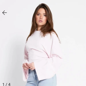 Ljusrosa långärmad topp med vida ärmar - Säljer en ljusrosa långärmad topp med rund hals och extra vida ärmar. Toppen har en rak passform och är tillverkad i ett mjukt bomullsliknande material. Helt oanvänd 💕