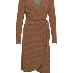 Brun omlottklänning med mönster från Dante 6 - Momon monogram print dress från Dante 6. Den här klänningen är ett snyggt och bekvämt val för alla tillfällen. Den har en smickrande wrap-design, en V-ringning och långa ärmar. Klänningen är gjord av ett mjukt och stretchigt tyg som är perfekt för att bära hela dagen. Material: 95% viskos, 5% elastan printed. Köpte förra året för 1800 kr men har tyvärr inte kommit till användning