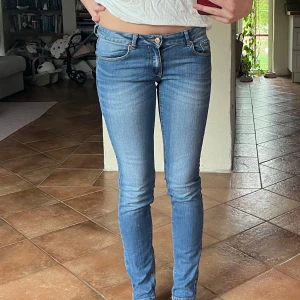 Lågmidjade jeans från mango - Säljer dessa lågmidjade jeans från mango. Bra skick, storlek 34
