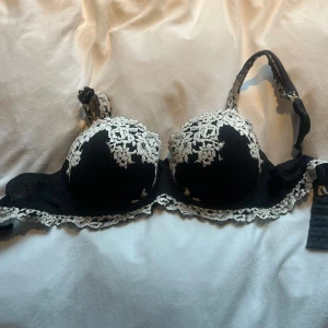 Intimissimi bh - Svart spets-bh med vit spetsdetalj. Knappt använd då den inte passar. Storlek 75c