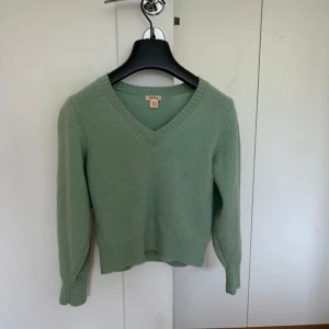 Grön cashmere/karshmir  tröja från Bellerose! - Jättefint skick! Använd sparsamt! Storlek 10! Ny kostar tröjan 1300kr! Jag säljer för 349kr!