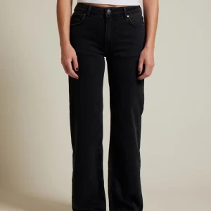 Svarta raka jeans - Säljer ett par svarta jeans från BikBok modellen Mid Wide Jeans 980 strl 25/32 men något uppskydda. Mycket bra skick. 