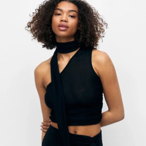 Pull&bear topp  - Så så fin topp slutsåld från pull&bear. Den är ganska genomskinlig men vad gör det ibland? Storlek M men mindre i storleke, skulle passa XS-M tror jag. ”Sjalen” sitter fast i tröjan.