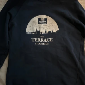 Weekend Offender SS Stl M (Special Colab) - Exklusiv Weekend Offender stl M tröja framtagen tillsammans med The terrace. Trycket är tyvärr lite nött men tröjan är sparsamt använd.