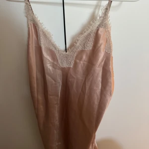 Nattlinne i satin - Superfint ljusrosa nattlinne i satin💕