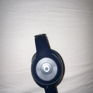 Beats Studio PRO - Trådlösa Beats studio hörlurar. Inga problem fungerar hur bra som helst utan besvär. Ljudet är det bästa som finns. Orginalpris: 4795. Brudreducerande hörlurar, USB-c ljud, Class 1 Bluetooth och ljud ingång på 3,5mm.                             Röstfokuserade mikrofoner för skarpare samtalsprestanda