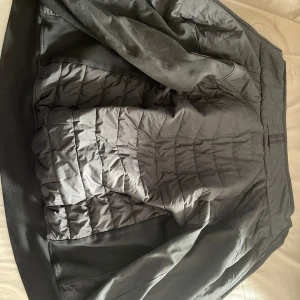 Svart cardigan jacka från Parajumpers - Säljer en svart cardigan jacka från Parajumpers med broderad logga på ärmen. Jackan har lång ärm, dragkedja och är fodrad med fleece på insidan. Perfekt för kyliga dagar och har en sportig look. Jackan är lite urtvättad och är lite sliten men inga större problem. Pris kan diskuteras! 