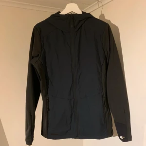 Peak Performance cardigan hoodie  - Säljer denna sjukt snygga Cardigan hoodien från Peak performance⭐️ Färgen är mörkblå och storleken är S✅Den har inga defekter och skicket är utomordentligt🙌🤝 Sjukt najs passform och passar perfekt som vår och sommarjacka☀️🙌 Tveka inte på att höra av er dig vid minsta fråga eller fundering😊