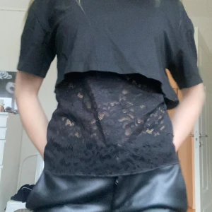 Svart croppad t-shirt - Säljer en svart croppad t-shirt från zara, aldrig använd och perfekt till en tröja under som på bilden!