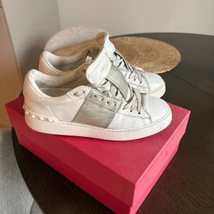 Valentino skor - Säljer dessa snygga valentino skor då dom inte riktigt är min stil längre. Storlek 36,5 men passar perfekt på mig som vanligtvis har 37/38❣️äkthetsbevis, skosnören och ursprunglig kartong medföljs. Andvänt skick därav priset. Hör av er vid funderingar 🙌🏼