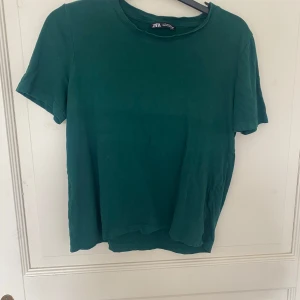 Mörkgrön T-shirt Zara - T-shirt från Zara som endast används fåtal gånger utan defekter💕