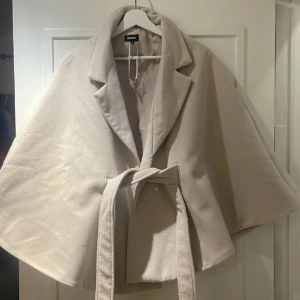 Kappa/poncho  - Helt ny beiga kappa/poncho som är perfekt nu inför våren och sena sommarkvällar! Säljer då den tyvärr är för stor för mig. 