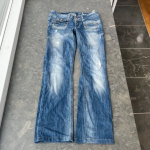 Flarie jeans med detaljer  - Snygga Flarie jeans Inerbenslängd:78  midjemått rakt över:38  Midjehöjd:21 
