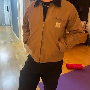 Carhartt jacka - Carhartt reworked detroit jacket brun - helt ny - pris kan självklart diskuteras (perfekt för våren)